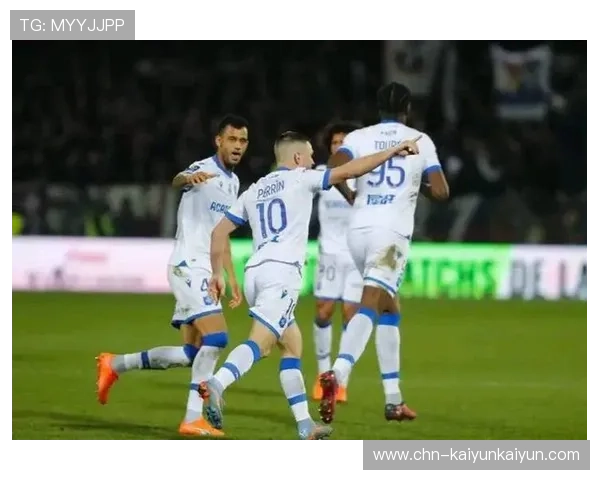 欧塞尔vs里尔一役四人染红，冲突不断裁判控场吃力