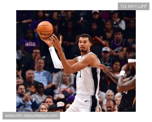 文班亚马第三节连送3记盖帽，马刺防守压制火箭